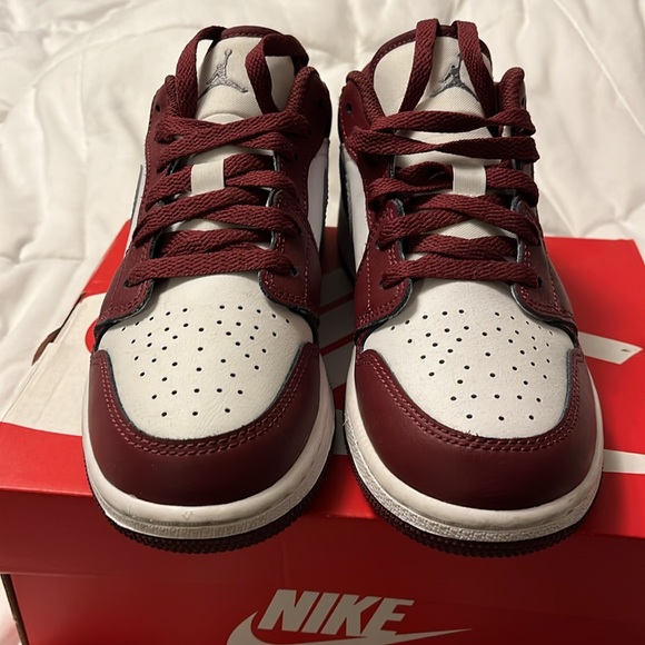 Air Jordans 1 Low. Women’s 6. Youth 4.5 - Picture 5 of 8
